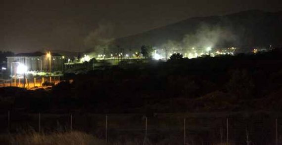 Rauch über dem Abschiebelager von Amygdaleza bei Athen