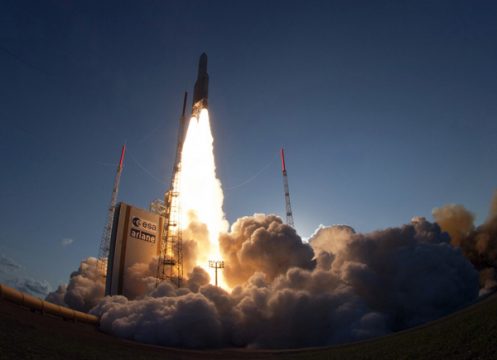Die Ariane-5-Rakete verlässt den Startplatz Kourou