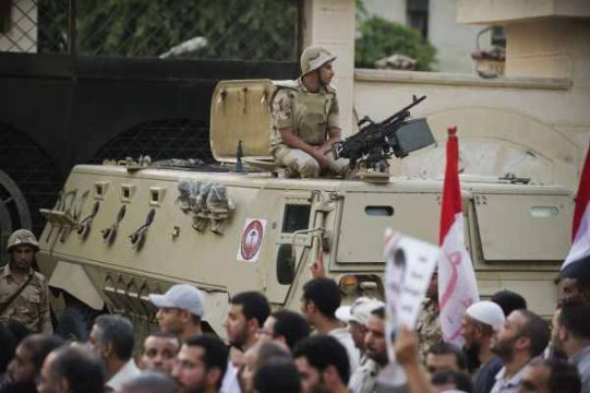 Soldat bewacht die Situation in Kairo (11.8.)