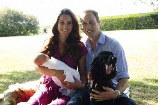 Eine glückliche Familie: Kate, William, George und den Hunden Tilly und Lupo