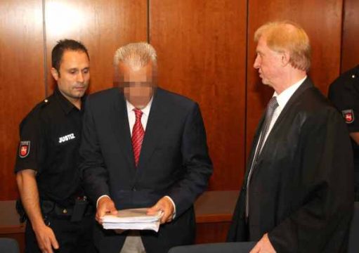 Der angeklagte Arzt Aiman O (M.) und sein Anwalt Steffen Stern (r) im Gerichtssaal in Göttingen