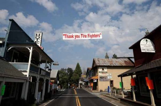 Die Einwohner von Groveland (Kalifornien) bedanken sich bei den Feuerwehrleuten
