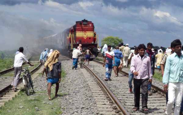 Pilger In Indien Von Zug Uberfahren 37 Menschen Sterben