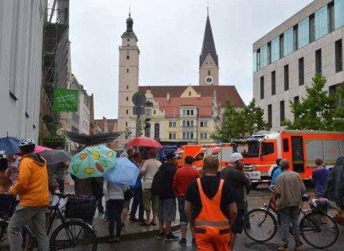 Schaulustige und Rettungskräfte rund um dem abgesperrten Rathausplatz