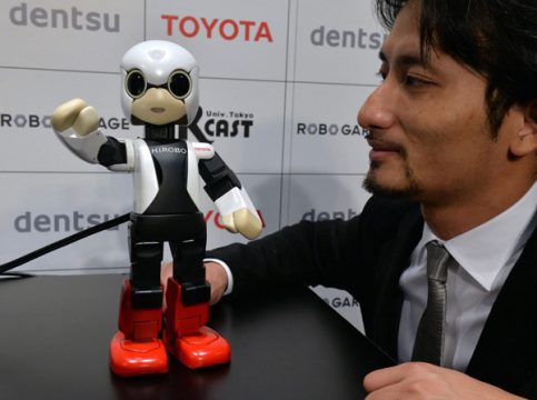 Kirobo mit seinem Erschaffer Tomotaka Takahashi