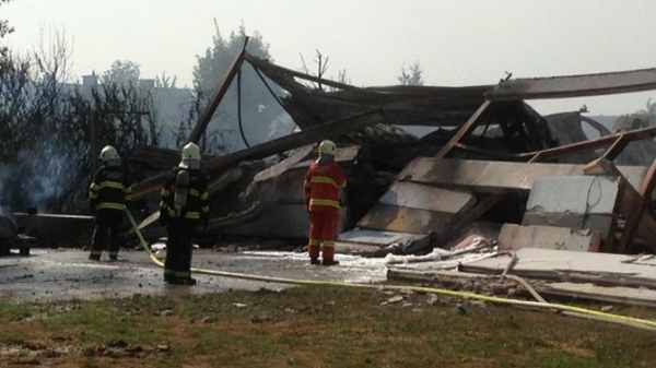 Großbrand in Industriegebiet in Landen - Feuerwehr ist vor Ort