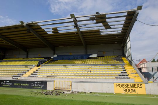 Stadion des Lierse SK von Windhose getroffen