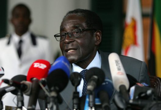 Simbabwes Langzeitpräsident Mugabe will einen überwältigenden Wahlsieg errungen haben