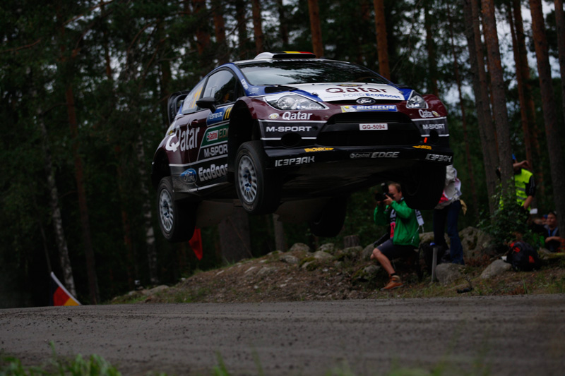 Thierry Neuville im Ford Fiesta bei der "Rallye der 1.000 Sprünge" in Finnland