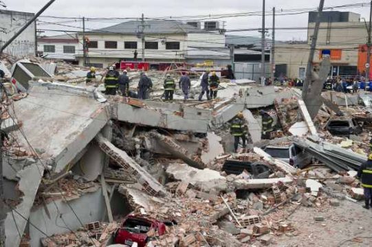 Gebäude-Einsturz in São Paulo - Rettungskräfte durchsuchen die Trümmer