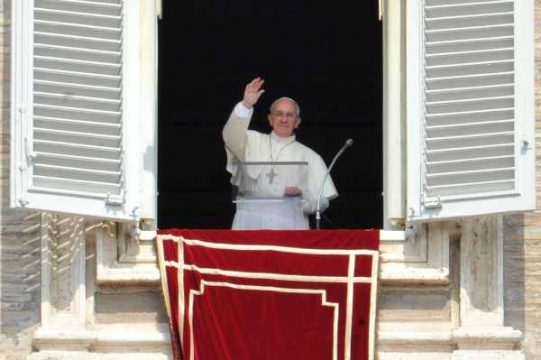 Papst Franziskus beim Angelus-Gebet auf dem Petersplatz