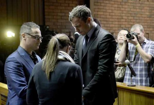 Oscar Pistorius (r.) mit seinem Bruder Carl und seiner Schwester Aimee