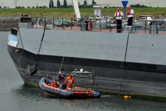 Tankschiff rammt Segelboot in Zeeland - Rettungsdienste suchen nach drei Vermissten