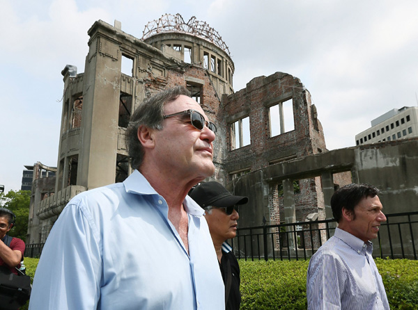 Regisseur Oliver Stone beim Besuch des Friedensmuseums von Hiroshima