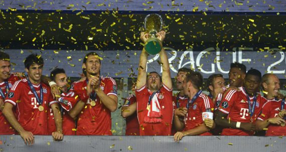 Daniel Van Buyten feiert mit Bayern München den Supercup