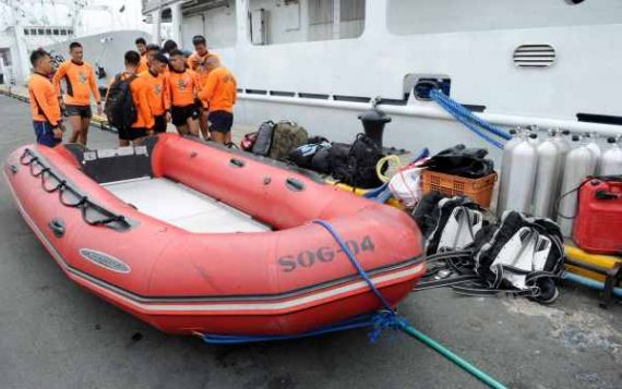 Philippinische Taucher vor der Suche nach Toten und Überlebenden des Fährunglücks (17.8.)