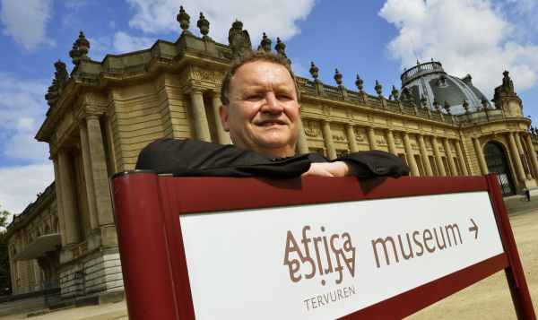Guido Gryssels, Direktor des Afrikamuseums vor dem Museum in Tervuren