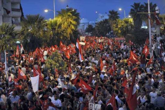 Tausende demonstrieren gegen islamistische Regierung in Tunis