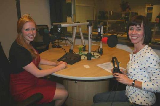 Die deutsche Weinkönigin Julia Bertram mit Michaela Brück