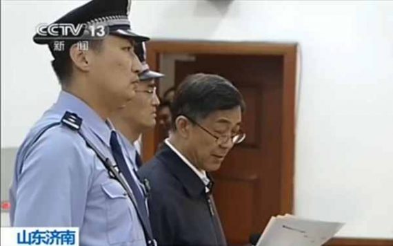 Der gestürzte chinesische Spitzenfunktionär Bo Xilai (M.) vor Gericht