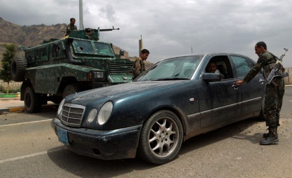 Soldaten überwachen die Zufahrt zur US-Botschaft in Sanaa (4. August)