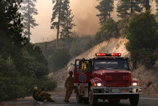 Erschöpfte Feuerwehrleute versuchen, das Feuer am Rande des Yosemite-Naturpark unter Kontrolle zu bringen