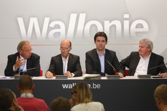 von links: Budgetminister André Antoine (cdH), Ministerpräsident Rudi Demotte (SP), Minister für den öffentlichen Dienst Jean-Marc Nollet (Ecolo), Wirtschaftsminister Jean-Claude Marcourt (PS)