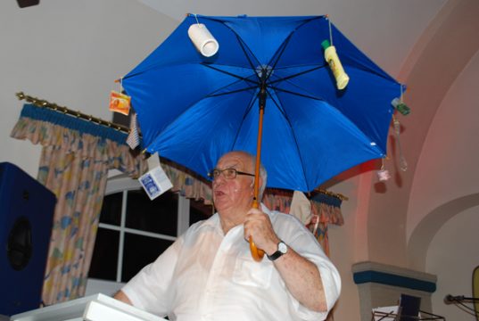 Moderator August Mauel mit Der Paraplü