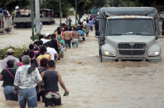 Einheimische und Touristen waten durch Acapulco (17. September)