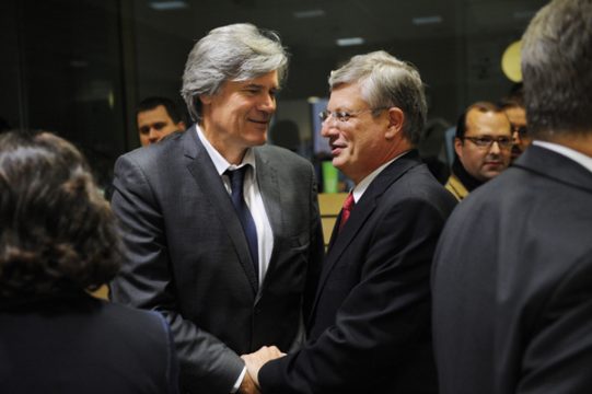 Der französische Landwirtschaftsminister Stephane Le Foll (links) und der EU-Kommissar für Verbraucherschutz Tonio Borg zu Beginn des Treffens am Dienstag