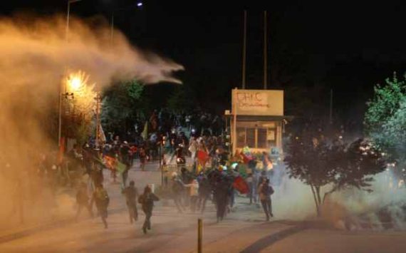 Demonstranten in Ankara fliehen vor dem Tränengas