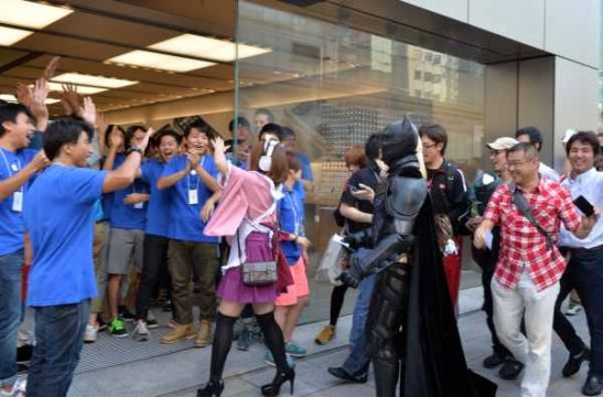 Apple-Verkäufer in Tokio (l.) begrüßen die ersten Kunden