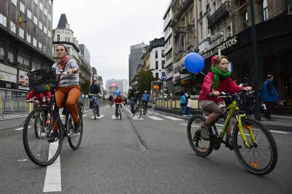 Autofreier Sonntag in Brüssel - Fahrradfahrer haben die Stadt im Griff