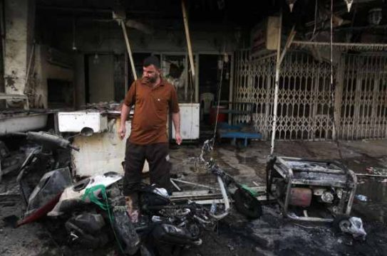 Bombenanschlag in einer schiitischen Moschee im Norden von Bagdad - Iraker schaut sich in den Trümmern um