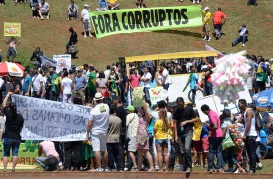 Demonstranten vor dem Kongress in der brasilianischen Hauptstadt Brasília