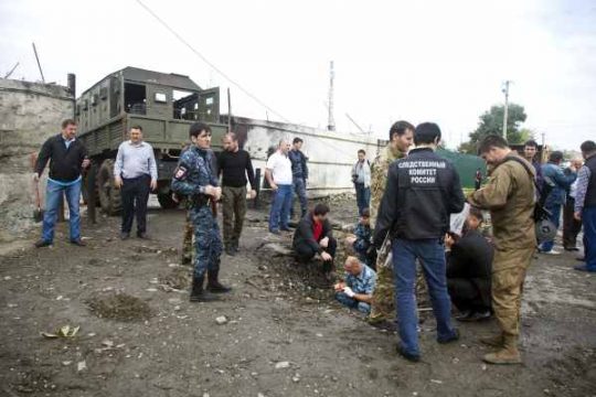 Polizisten untersuchen den Tatort nahe der nordkaukasischen Stadt Sernowodsk