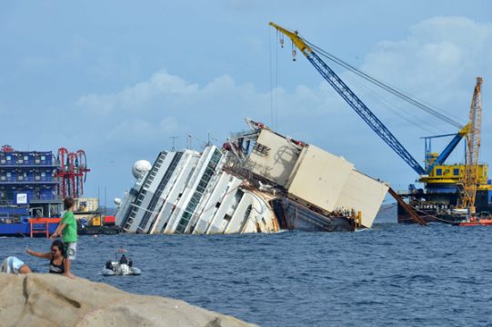 Vorbereitungen laufen: Die Costa Concordia soll am Montag aufgerichtet werden