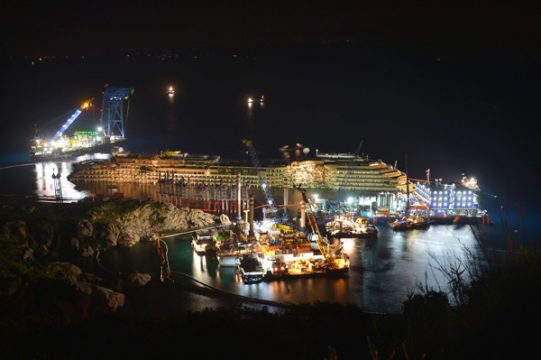 Costa Concordia wieder aufgerichtet