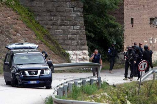 Kosovo- und EULEX-Polizei sichern den Tatort ab