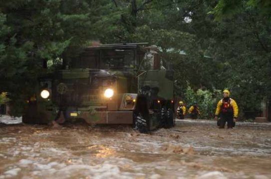 Flutkatastrophe in Colorado - Nationalgarde arbeitet sich in Boulder durch das Wasser (12.9.)