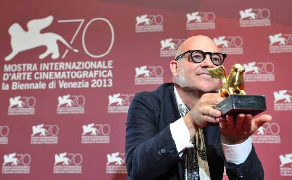 Der italienische Regisseur Gianfranco Rosi mit seinem Goldenen Löwen