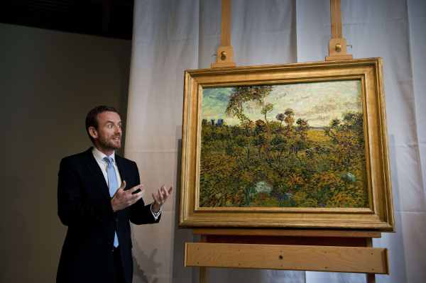 Alex Rüger, Direktor des Van-Gogh-Museums in Amsterdam, präsentiert das Gemälde "Sonnenuntergang bei Montmajour"
