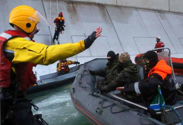 Maskierte Russische Küstenwache nähert sich den Greenpeace-Aktivisten