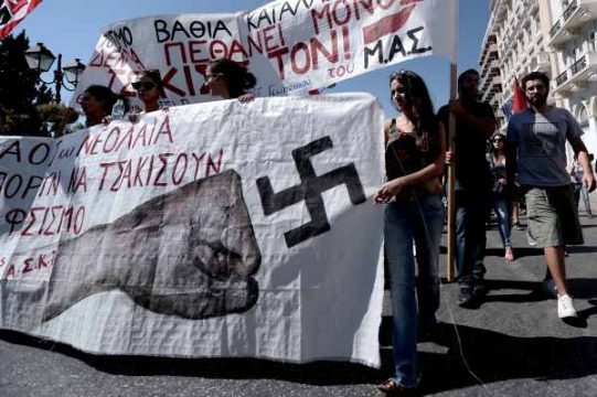 Griechen in Athen protestieren gegen Entlassungen und Rechtsextremismus