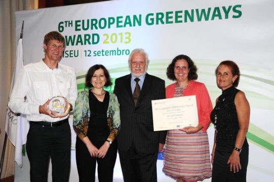 Preisverleihung in Portugal: Dany Heck (TAO), EGA-Direktorin Mercedes Munoz, EGA-Präsident Gilbert Perrin, Tao-Direktorin Sandra De Taeye und Carmen Aycart (EGA).