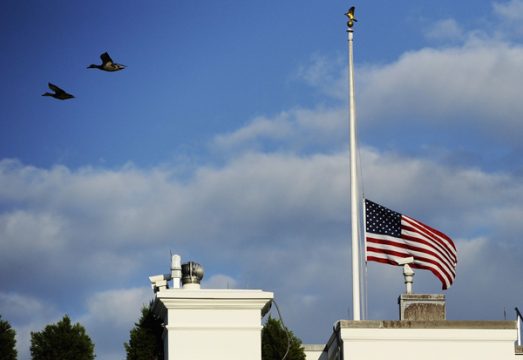 Schießerei in Washington: Fahnen auf Halbmast