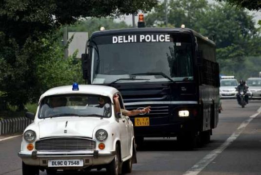 Indische Polizei bringt vermutlich die Vergewaltiger der Studentin zum Gericht