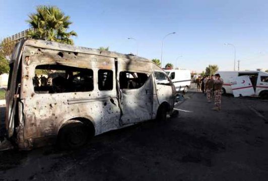 Bombenanschlag im Nordirak: Ermittler untersuchen den explodierten Wagen in der Stadt Erbil