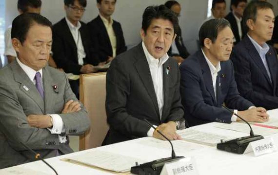 Fukushima-Desaster: Japans Regierung um Shinzo Abe (M.) will jetzt handeln