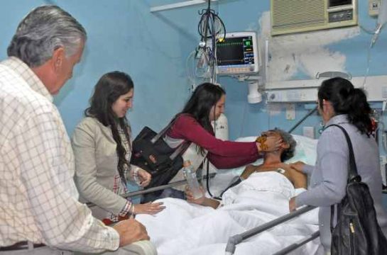 Raul Gomez Cincunegui (M.) mit Angehörigen im Krankenhaus